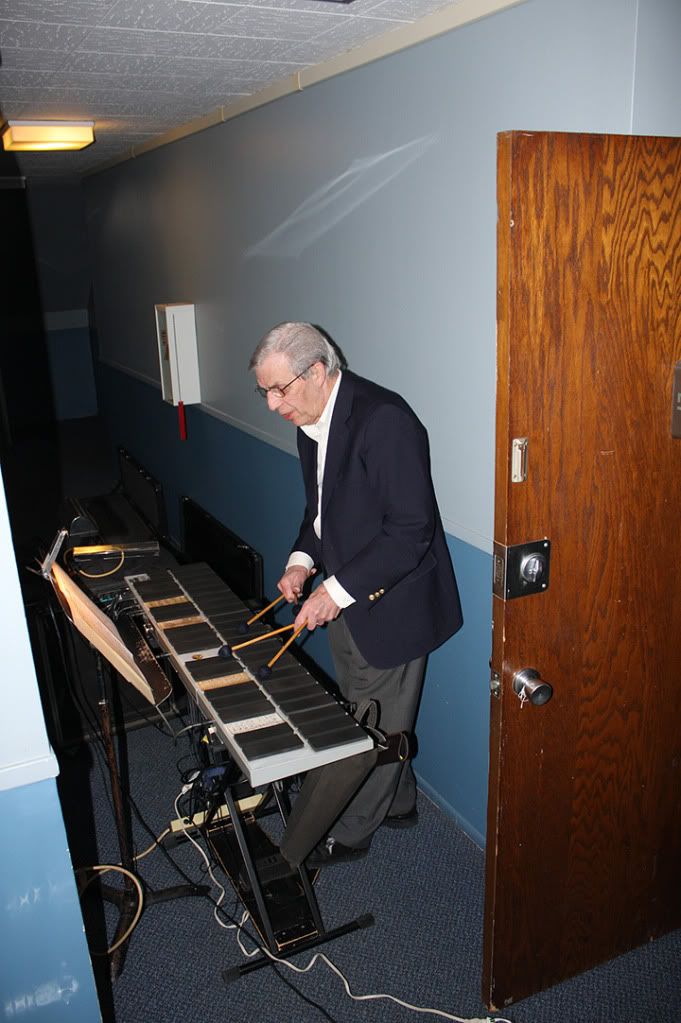 IMAGE: http://i846.photobucket.com/albums/ab22/craig_mcm/Bob%20and%20the%20Band/IMG_6707.jpg